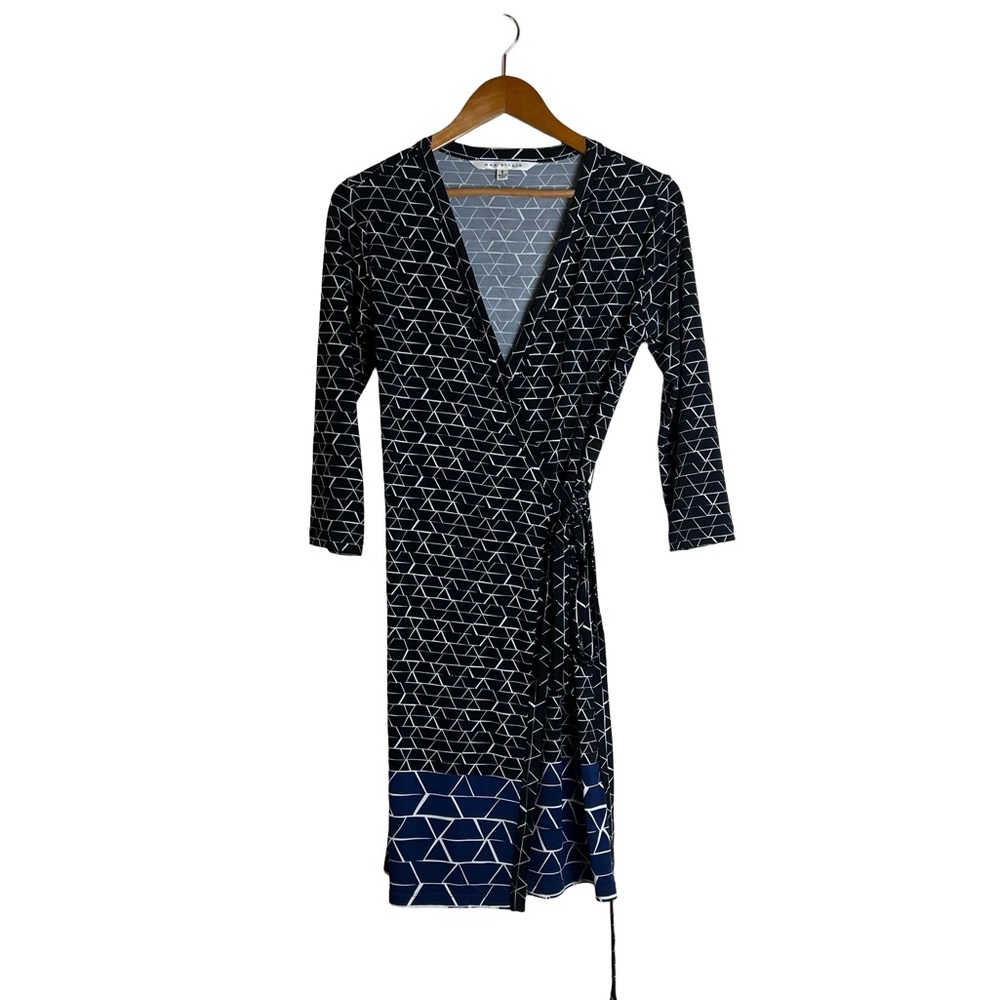 Max Studio geometric patterned wrap dress. Size small‎